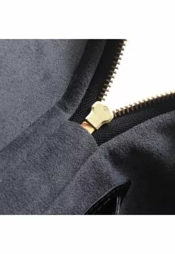 Pre-loved LOUIS VUITTON Cannes Waved Pattern Handbag Toiletry Bag Genuine Leather Black 15 Pre-loved LOUIS VUITTON Cannes Waved Pattern Handbag Toiletry Bag Genuine Leather Black -Louis Vuitton Shop louis vuitton 5390 0517936 6