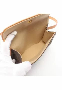Pre-loved LOUIS VUITTON PochetteFlorentine Classic Monogram handcarry bag belt bag PVC Genuine Leather Brown Belt(S) 12 Pre-loved LOUIS VUITTON PochetteFlorentine Classic Monogram handcarry bag belt bag PVC Genuine Leather Brown Belt(S) -Louis Vuitton Shop louis vuitton 5392 6917936 3