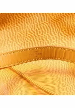 Pre-loved LOUIS VUITTON Noe Waved Pattern Yellow Genuine Leather Shoulder Bag hyellow -Louis Vuitton Shop louis vuitton 6457 4819436 8