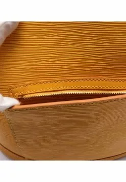 Pre-loved LOUIS VUITTON Gobelins Waved Pattern Yellow Backpack Genuine Leather hyellow 14 Pre-loved LOUIS VUITTON Gobelins Waved Pattern Yellow Backpack Genuine Leather hyellow -Louis Vuitton Shop louis vuitton 7041 5783146 5