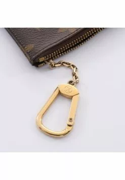 Pre-loved Pochette Cle Classic Monogram Coin Pouch PVC Brown LOUIS VUITTON 12 Pre-loved Pochette Cle Classic Monogram Coin Pouch PVC Brown LOUIS VUITTON -Louis Vuitton Shop louis vuitton 7243 9369146 5