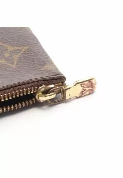 Pre-loved Pochette Cle Classic Monogram Coin Pouch PVC Brown LOUIS VUITTON 13 Pre-loved Pochette Cle Classic Monogram Coin Pouch PVC Brown LOUIS VUITTON -Louis Vuitton Shop louis vuitton 7243 9369146 6