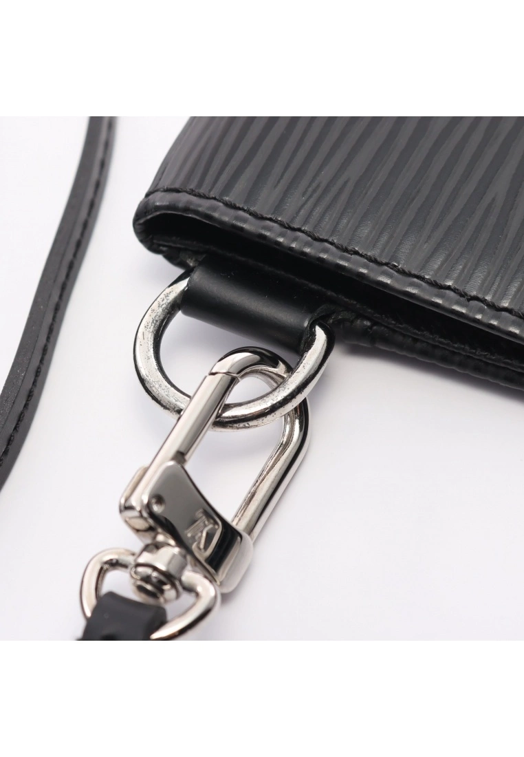 Pre-loved Porta carteID Bandouliere Waved Pattern bus-pass holder Genuine Leather Black LOUIS VUITTON 5 Pre-loved Porta carteID Bandouliere Waved Pattern bus-pass holder Genuine Leather Black LOUIS VUITTON - Image 3