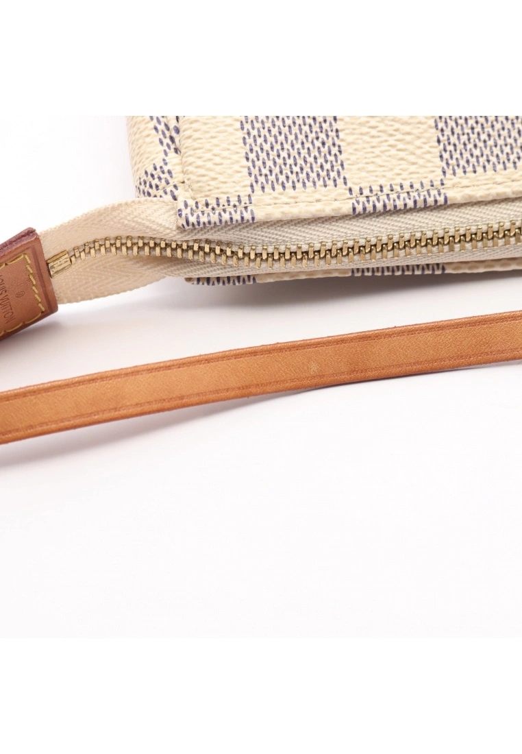 Pre-loved LOUIS VUITTON Pochette Accessoires white checkered Handbag PVC Genuine Leather white 6 Pre-loved LOUIS VUITTON Pochette Accessoires white checkered Handbag PVC Genuine Leather white - Image 4