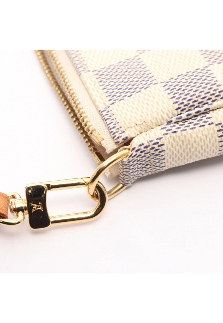 Pre-loved LOUIS VUITTON Pochette Accessoires white checkered Handbag PVC Genuine Leather white 9 Pre-loved LOUIS VUITTON Pochette Accessoires white checkered Handbag PVC Genuine Leather white - Image 7