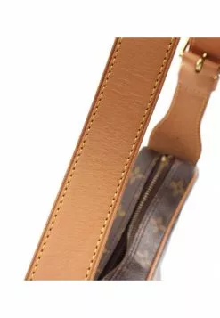 Pre-loved LOUIS VUITTON Croissant MM Classic Monogram Shoulder Bag PVC Genuine Leather Brown -Louis Vuitton Shop louis vuitton 8772 0271636 6