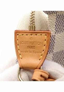 Pre-loved LOUIS VUITTON Pochette Accessoires white checkered Handbag PVC Genuine Leather white -Louis Vuitton Shop louis vuitton 8777 9281636 4