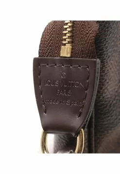 Pre-loved LOUIS VUITTON Pochette Accessoires Black chessboard Handbag PVC Genuine Leather Brown 13 Pre-loved LOUIS VUITTON Pochette Accessoires Black chessboard Handbag PVC Genuine Leather Brown -Louis Vuitton Shop louis vuitton 8808 6781636 4