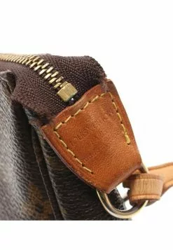 Pre-loved LOUIS VUITTON Pochette Accessoires Classic Monogram Handbag PVC Genuine Leather Brown 2 Way Style With Extra Bag Strap 13 Pre-loved LOUIS VUITTON Pochette Accessoires Classic Monogram Handbag PVC Genuine Leather Brown 2 Way Style With Extra Bag Strap -Louis Vuitton Shop louis vuitton 9151 2288736 4