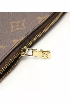 Pre-loved LOUIS VUITTON Pochette Accessoires Classic Monogram Handbag PVC Genuine Leather Brown 2 Way Style With Extra Bag Strap 17 Pre-loved LOUIS VUITTON Pochette Accessoires Classic Monogram Handbag PVC Genuine Leather Brown 2 Way Style With Extra Bag Strap -Louis Vuitton Shop louis vuitton 9152 2288736 8